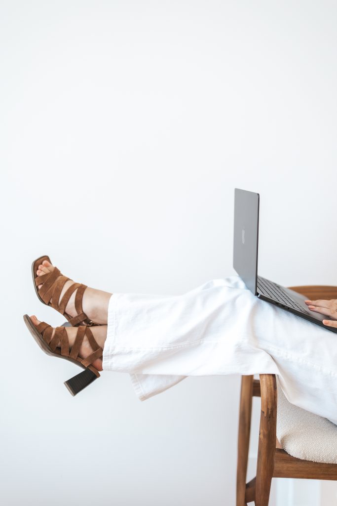 Web designer avec ordinateur sur les jambes, création de site internet sur wordpress