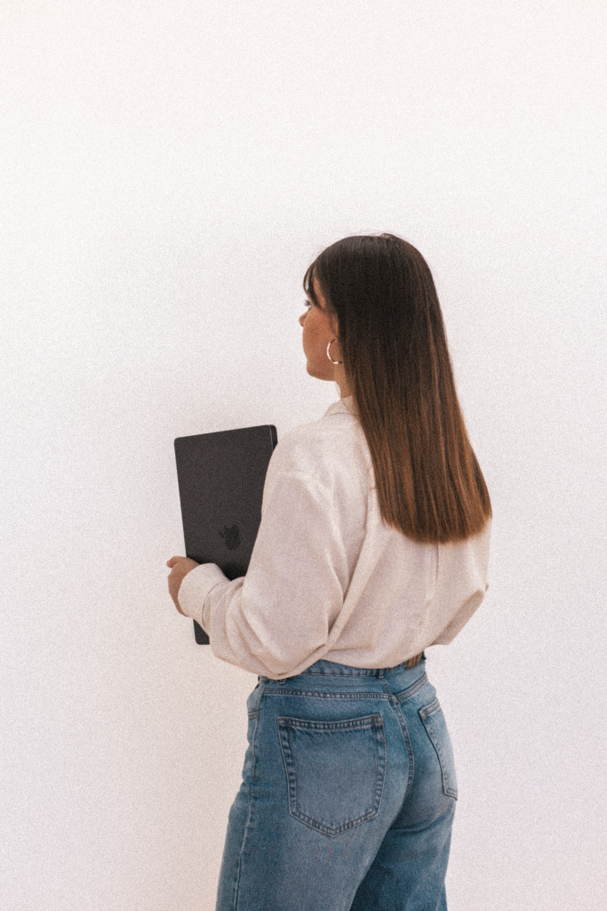 Community Manager de dos - Gestion des réseaux sociaux pour les entreprises