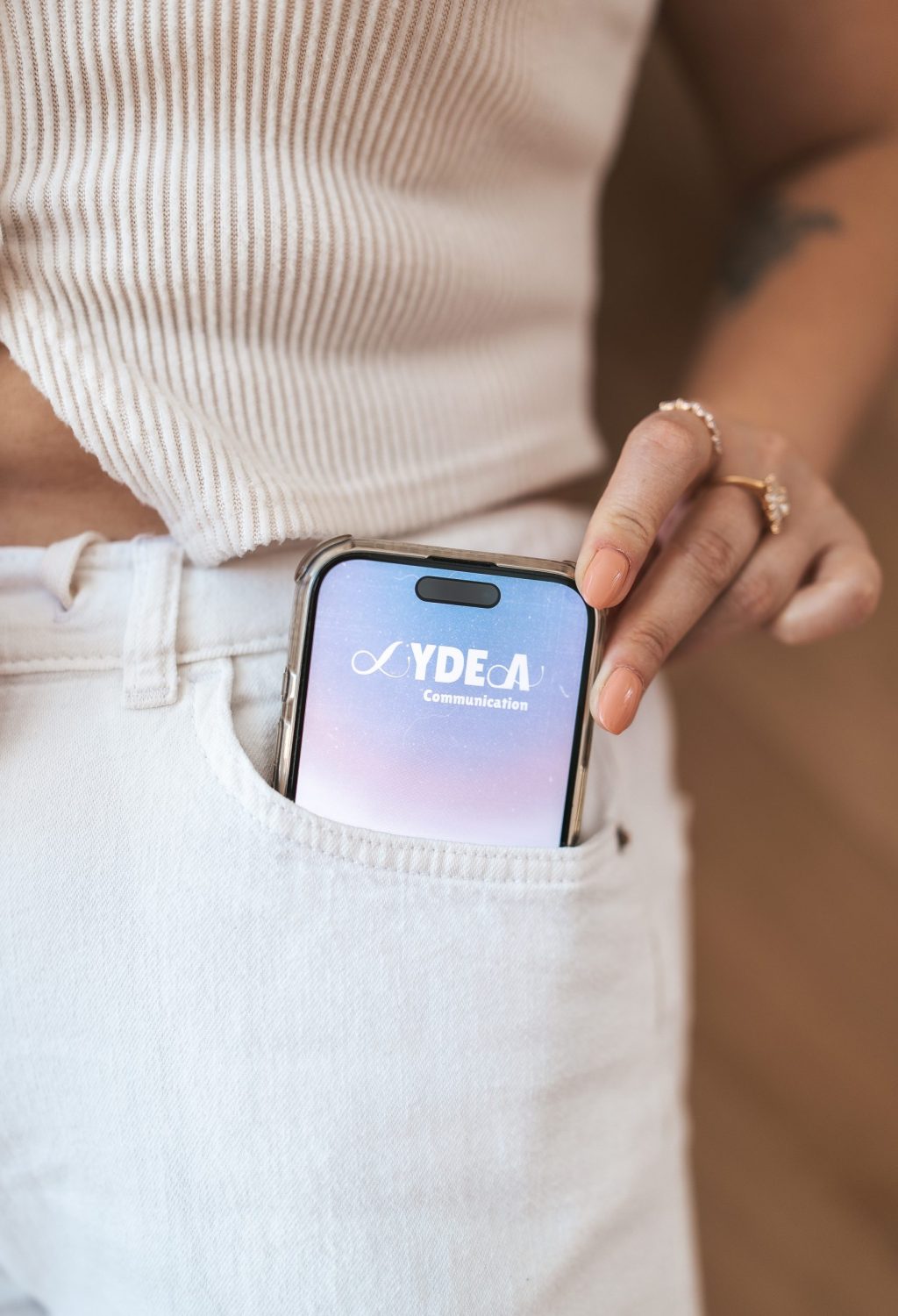 Téléphone qui sort de la poche avec le nom de marque Lydea communication. Prise de contact par formulaire.