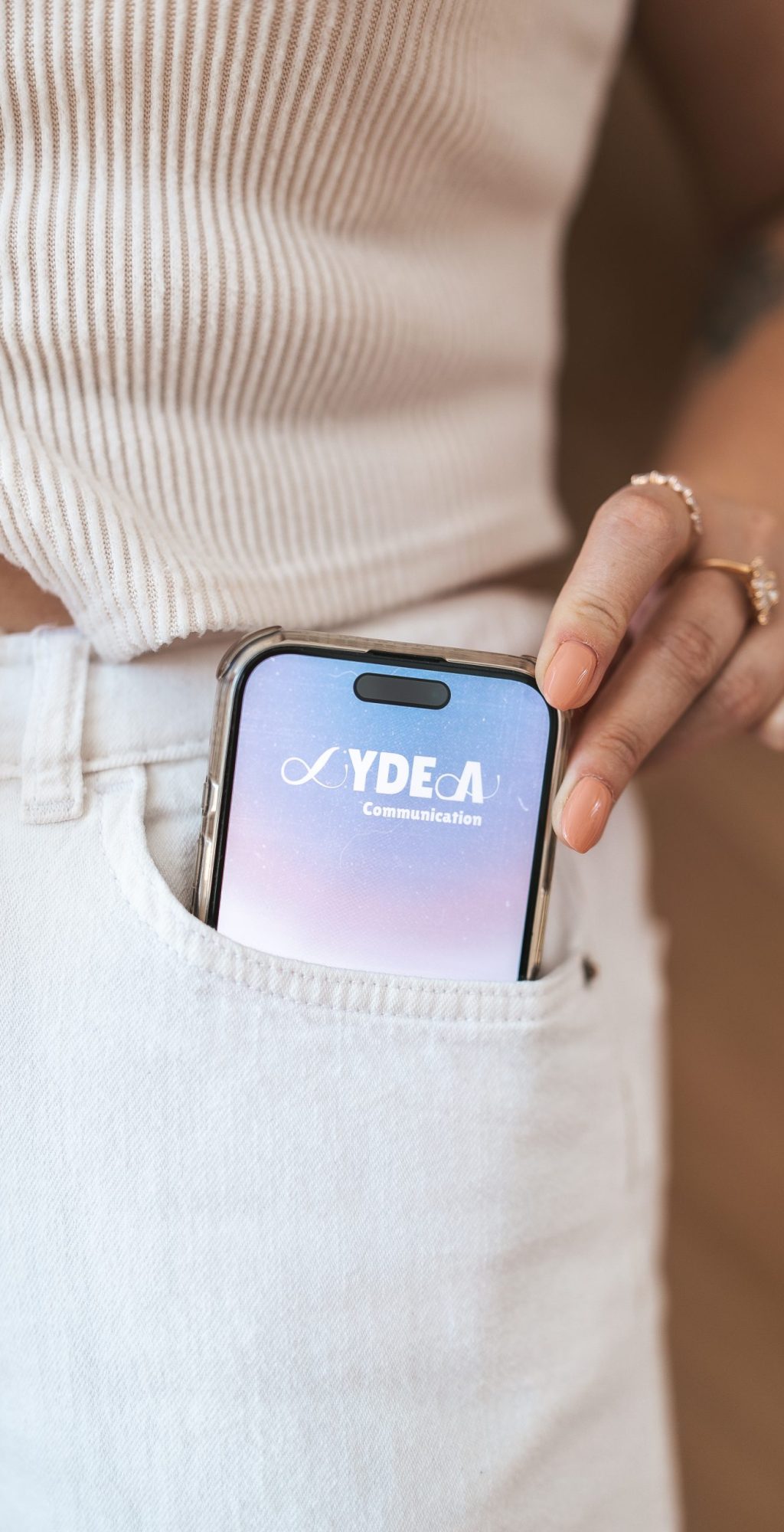Téléphone qui sort de la poche avec le nom de marque Lydea communication. Prise de contact par formulaire.