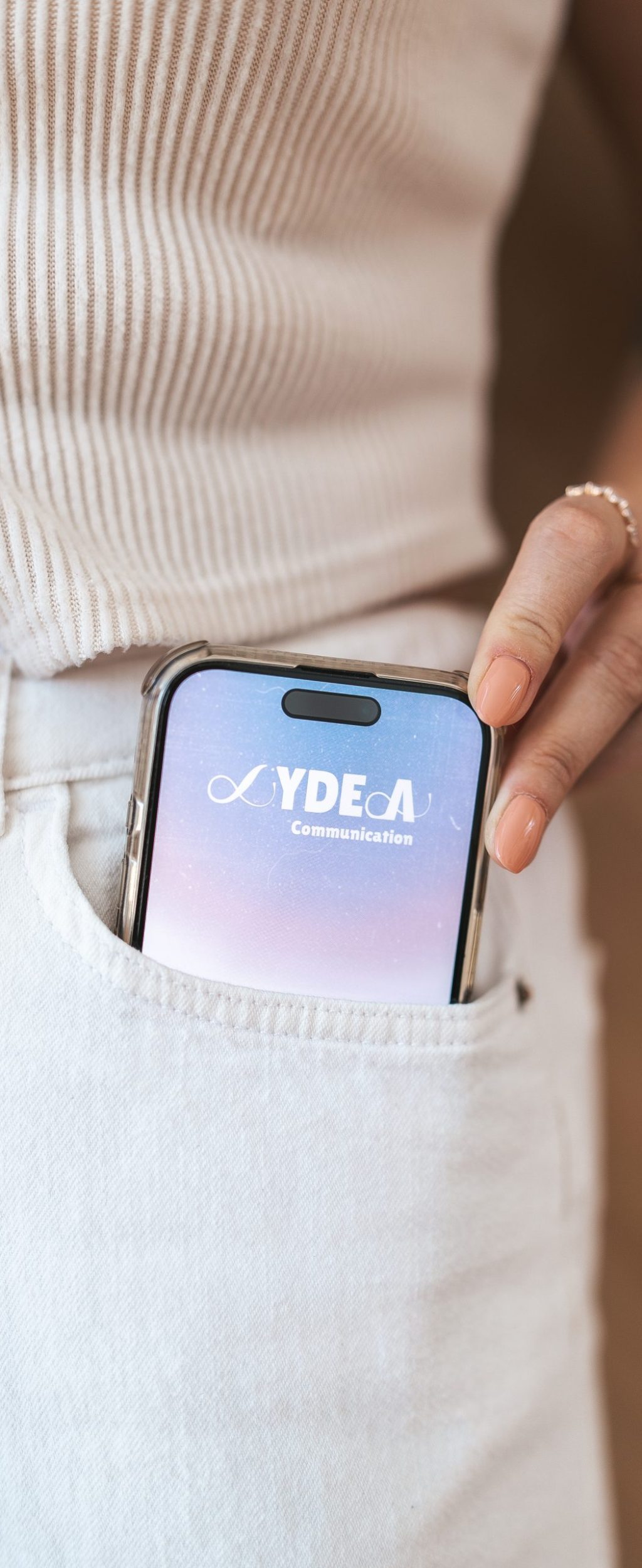 Téléphone qui sort de la poche avec le nom de marque Lydea communication. Prise de contact par formulaire.